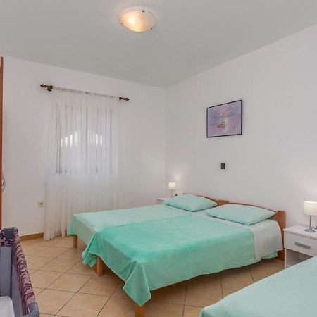 2 Bedroom Beautiful Apartment In Omišalj Extérieur photo