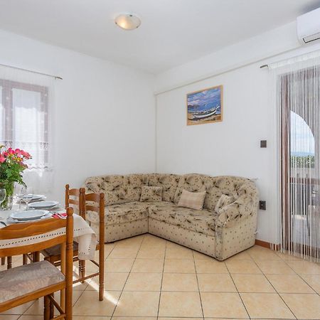 2 Bedroom Beautiful Apartment In Omišalj Extérieur photo