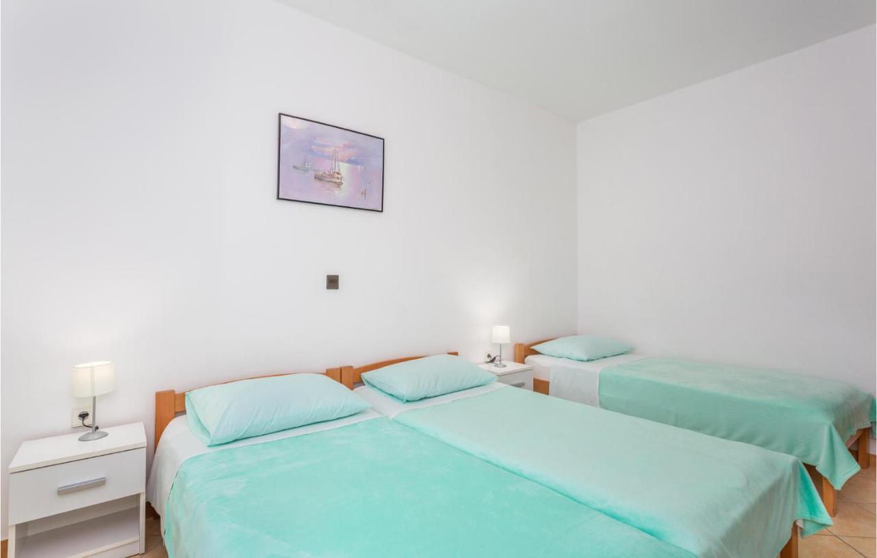 2 Bedroom Beautiful Apartment In Omišalj Extérieur photo