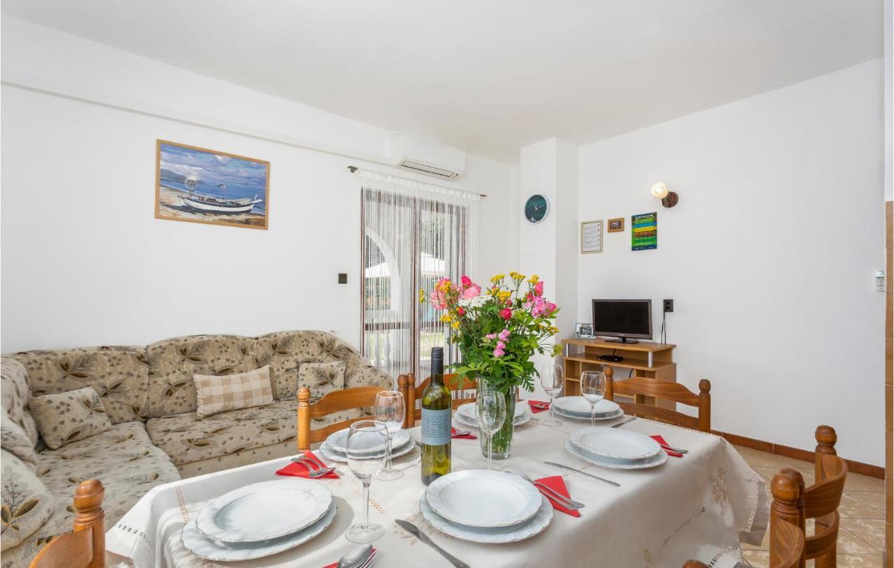 2 Bedroom Beautiful Apartment In Omišalj Extérieur photo