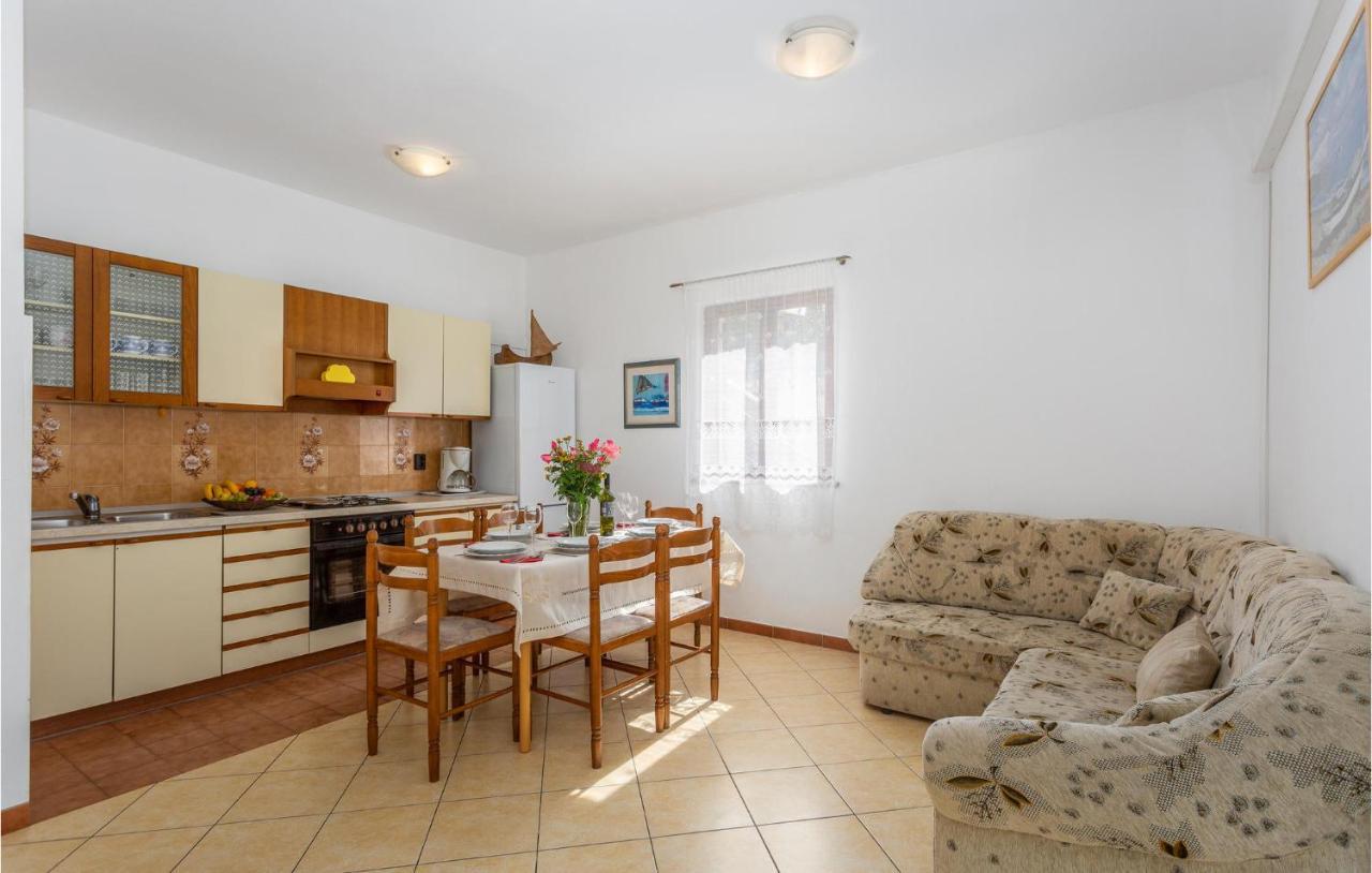 2 Bedroom Beautiful Apartment In Omišalj Extérieur photo