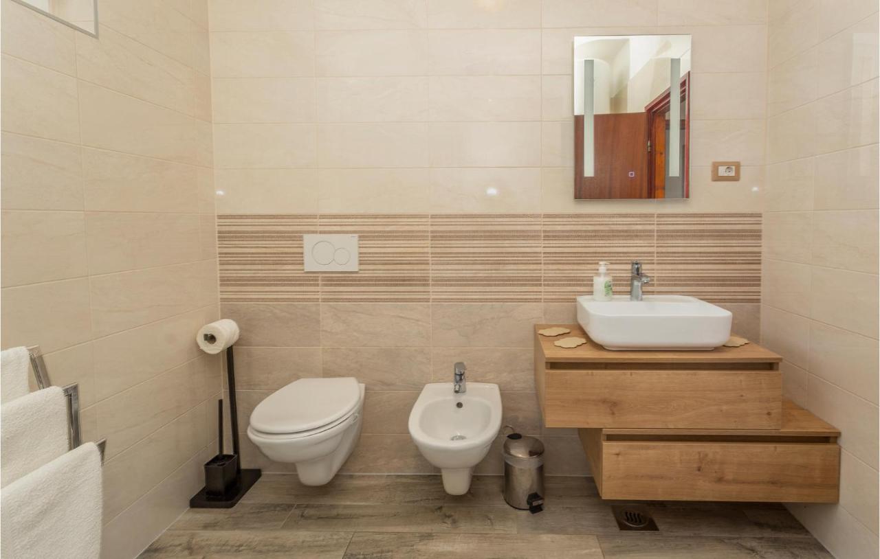2 Bedroom Beautiful Apartment In Omišalj Extérieur photo