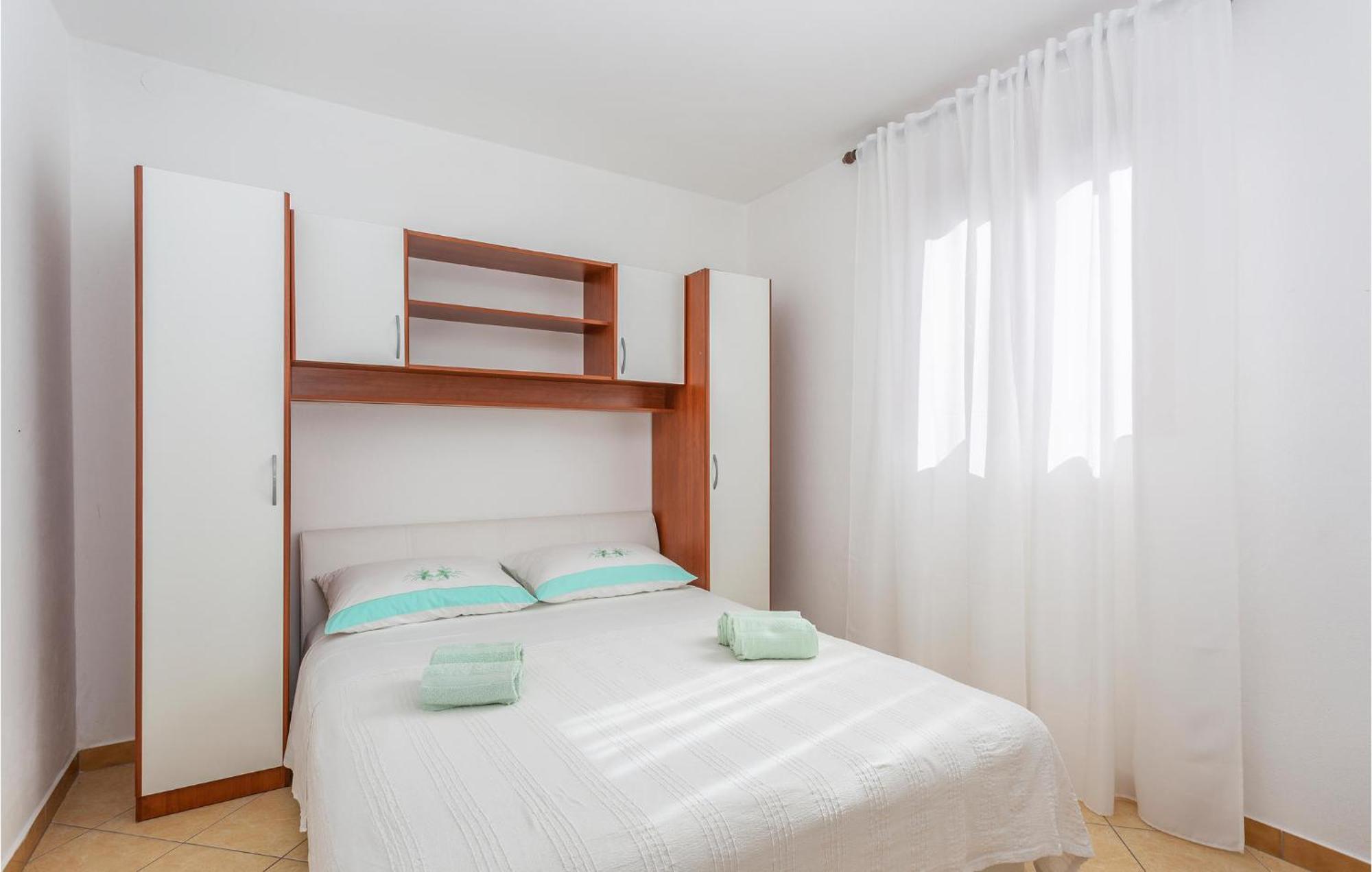 2 Bedroom Beautiful Apartment In Omišalj Extérieur photo