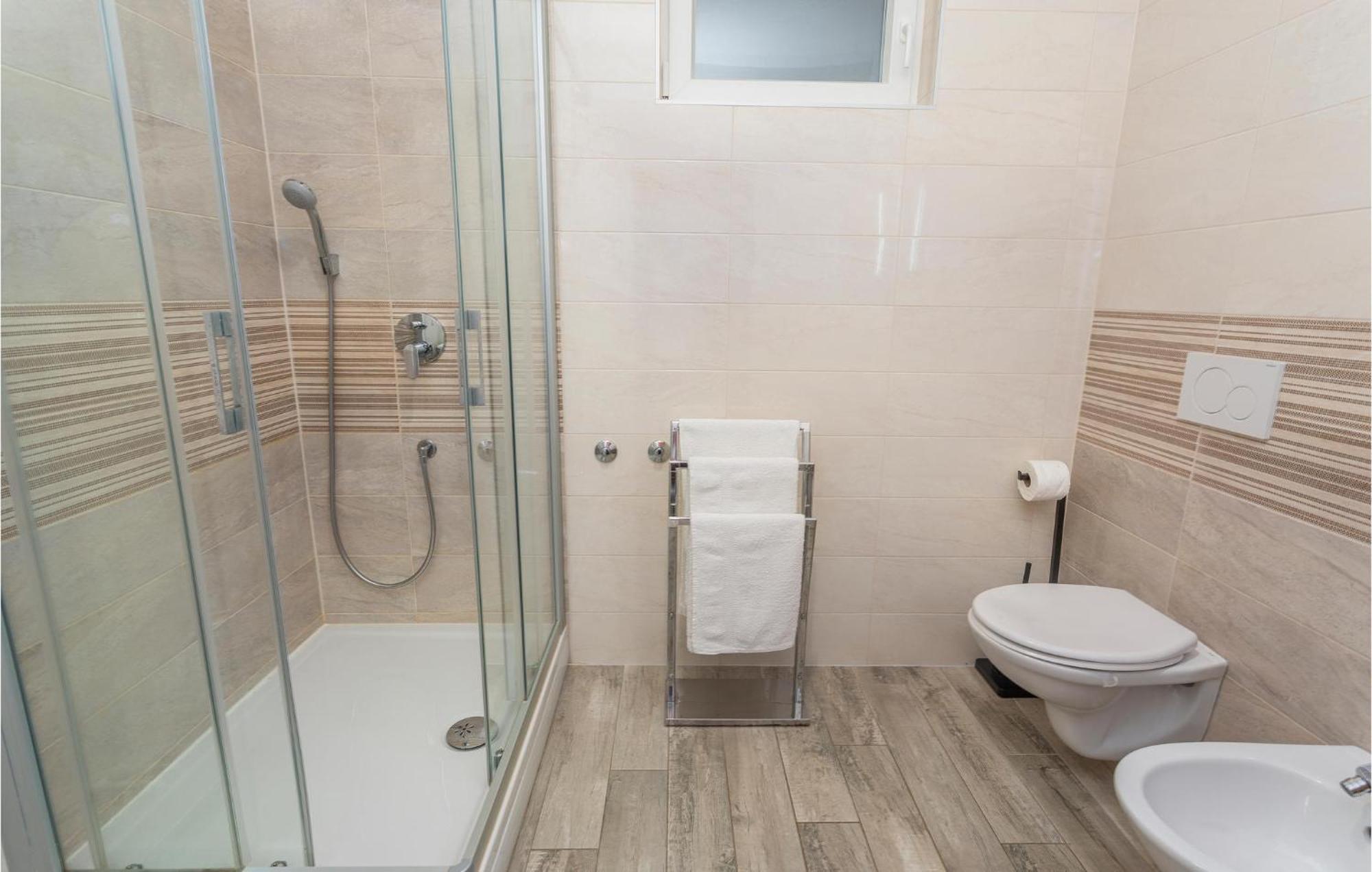2 Bedroom Beautiful Apartment In Omišalj Extérieur photo