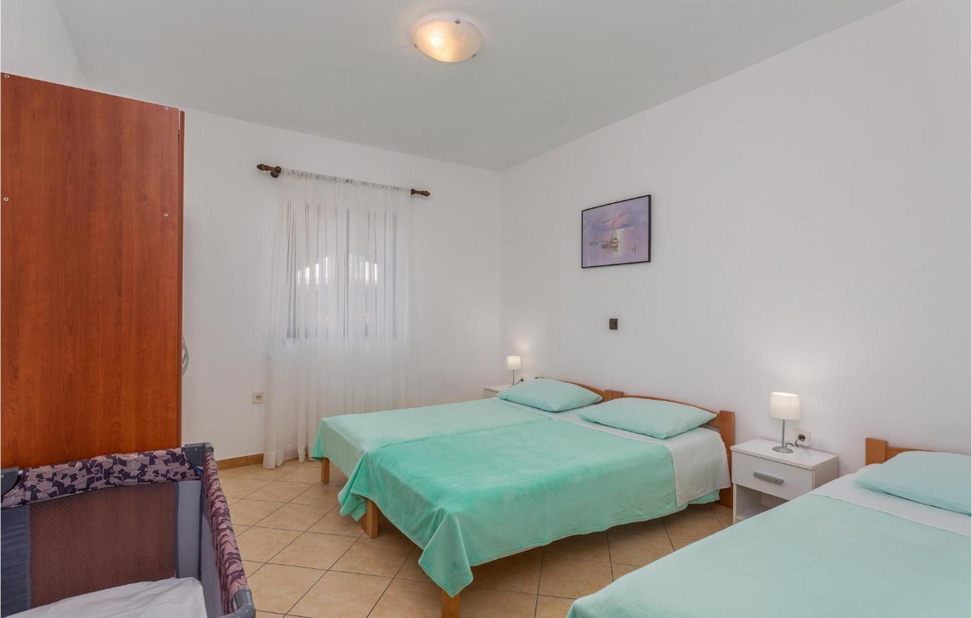 2 Bedroom Beautiful Apartment In Omišalj Extérieur photo