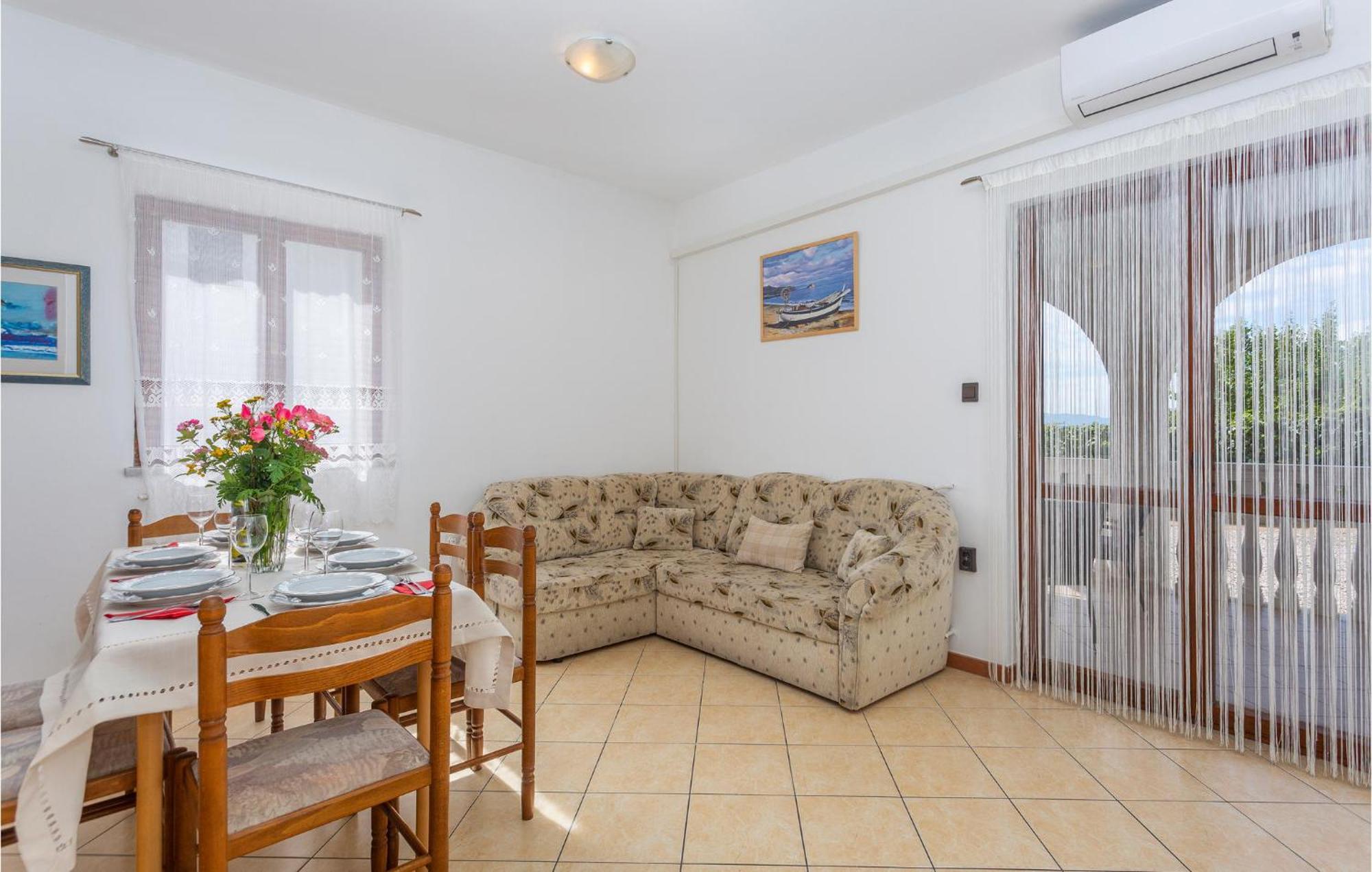 2 Bedroom Beautiful Apartment In Omišalj Extérieur photo