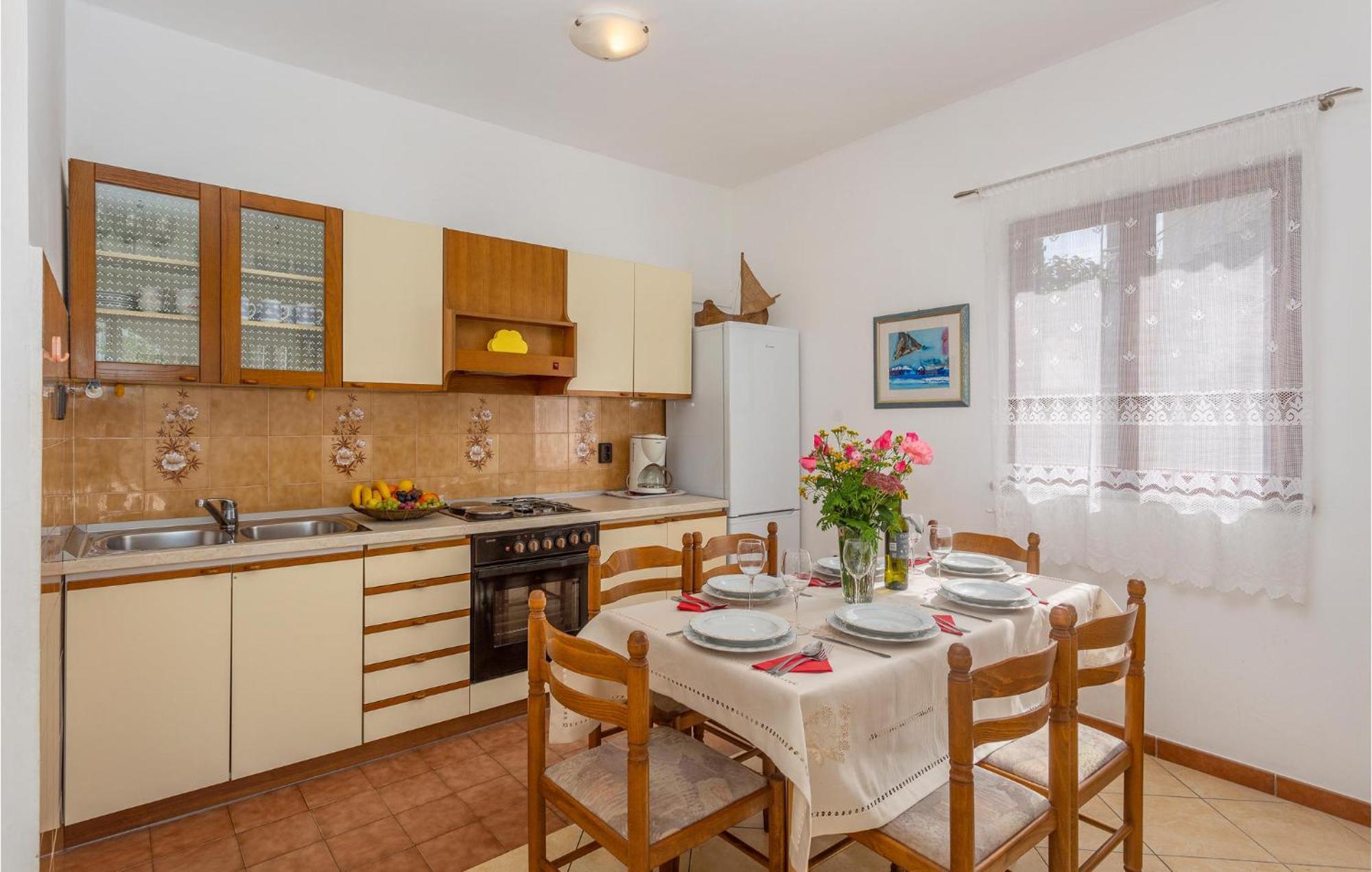 2 Bedroom Beautiful Apartment In Omišalj Extérieur photo